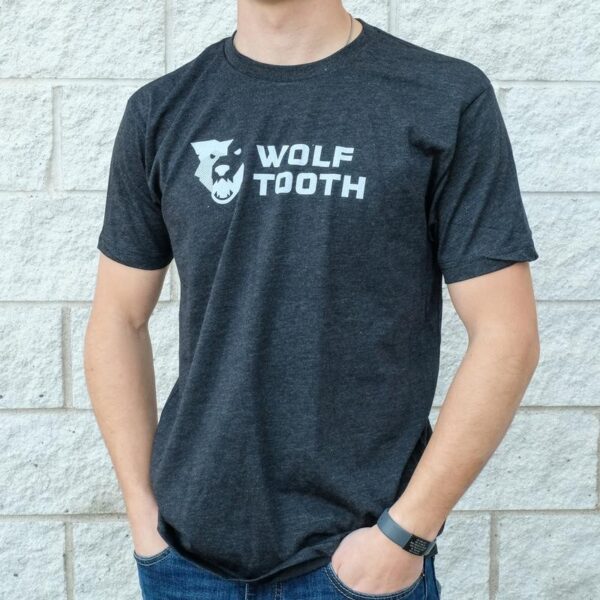 Camiseta Wolf Tooth Strata Logo Charcoal